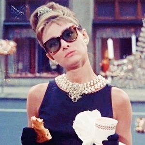 #breakfastattiffanys LBD 🕶